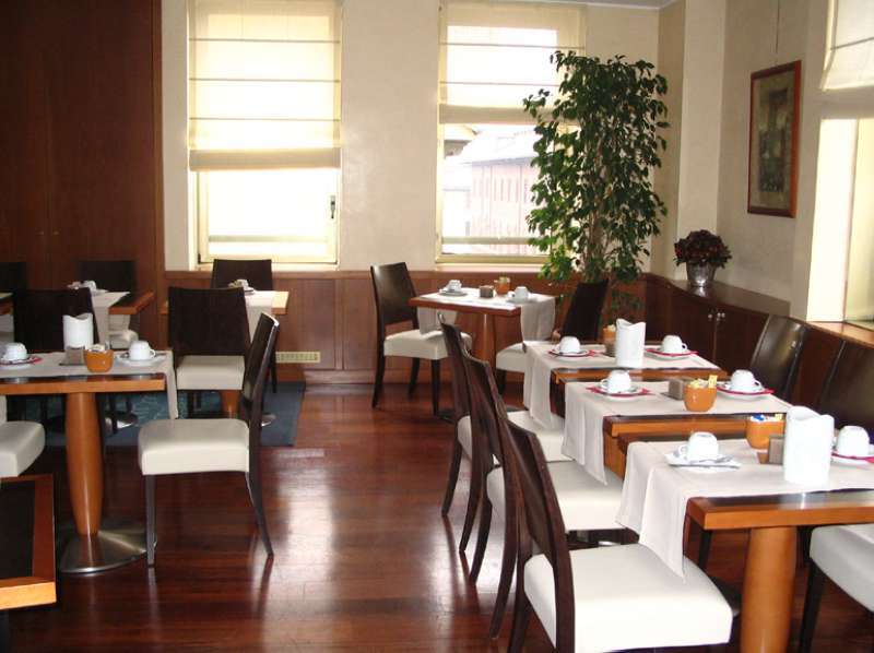 Western Madison Hotel 4*