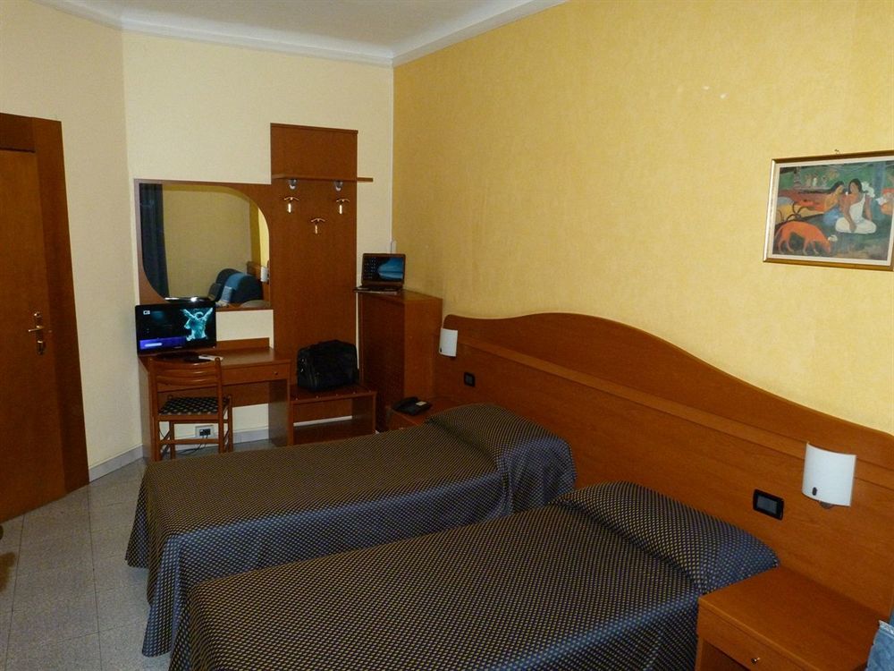 Aurora Hotel *