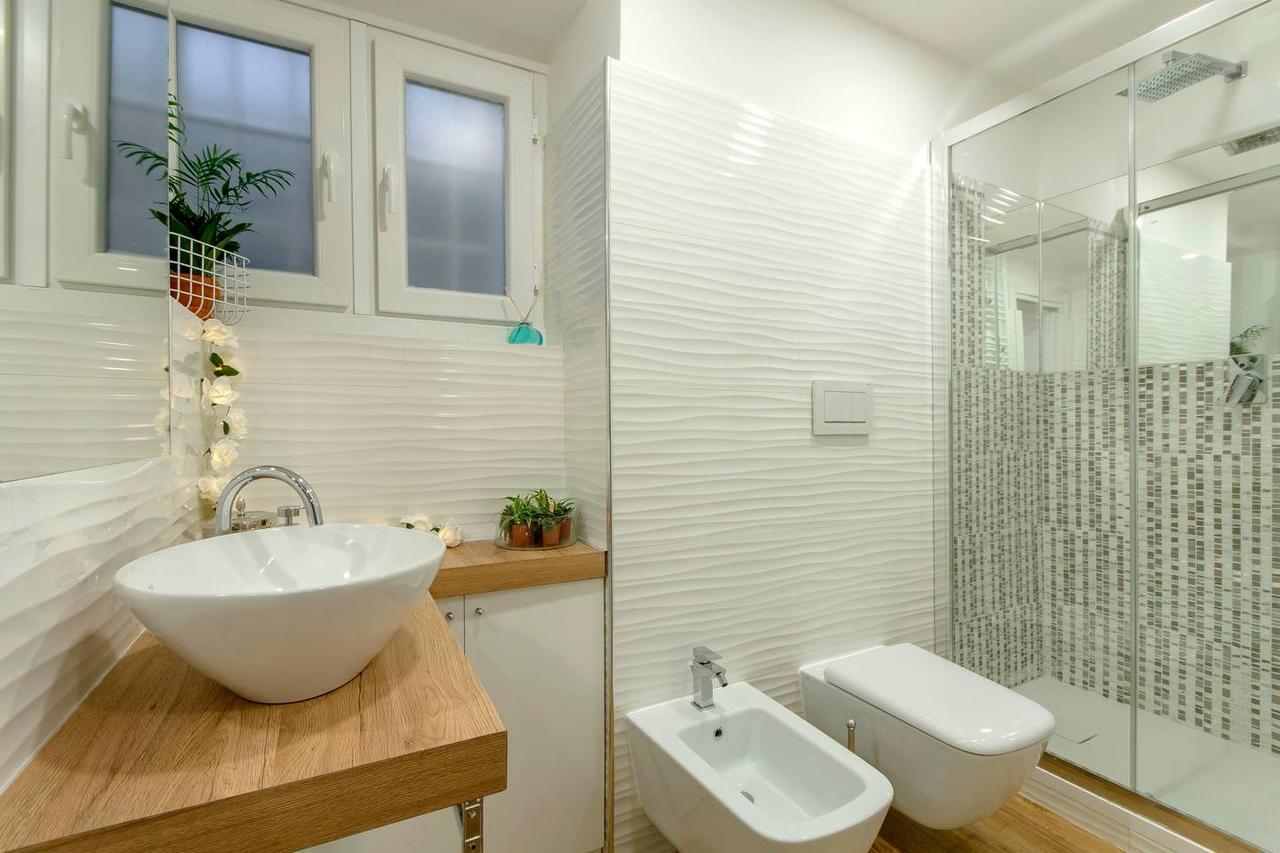Brand New! Luxurious In Heart Of Apartment