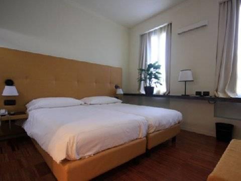 Monopole Hotel