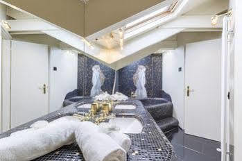 Suitelowcost - San Babila Duomo Hotel *