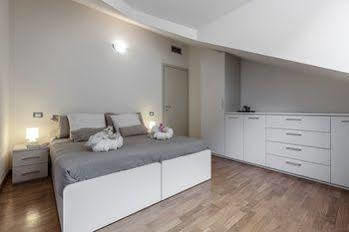 Suitelowcost - San Babila Duomo Hotel *