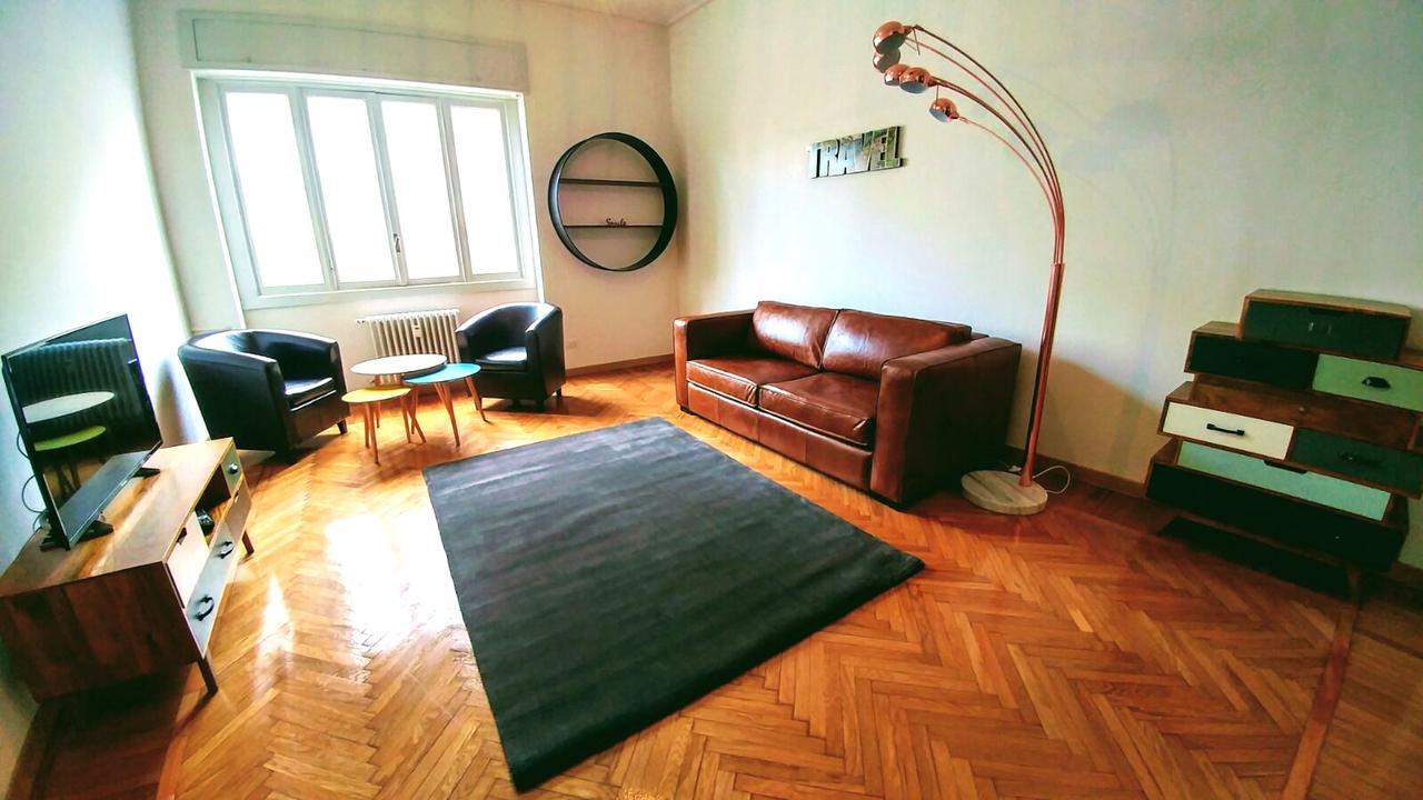 Roomy Duomo & San Babila Apartment