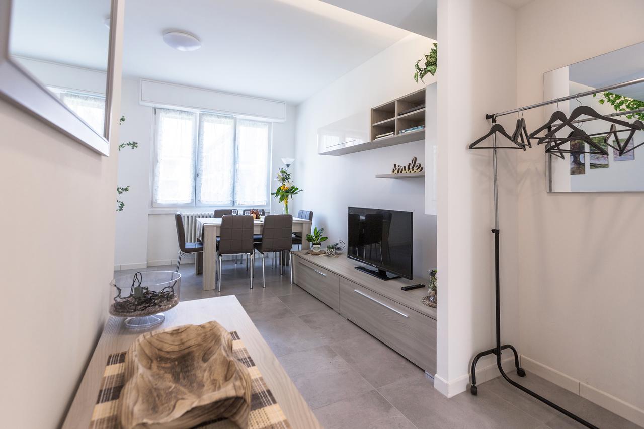 Business Balcony Flat Apartment *