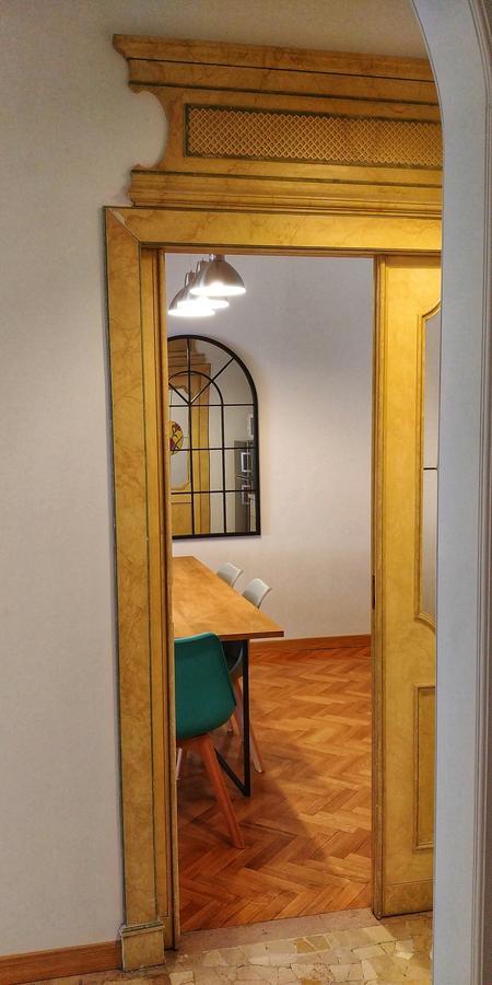 Roomy Duomo & San Babila Apartment *