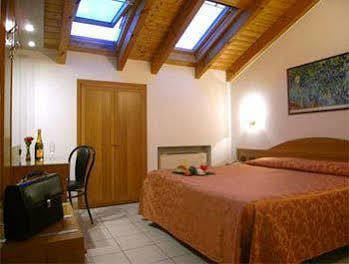 Mondial Hotel 2*