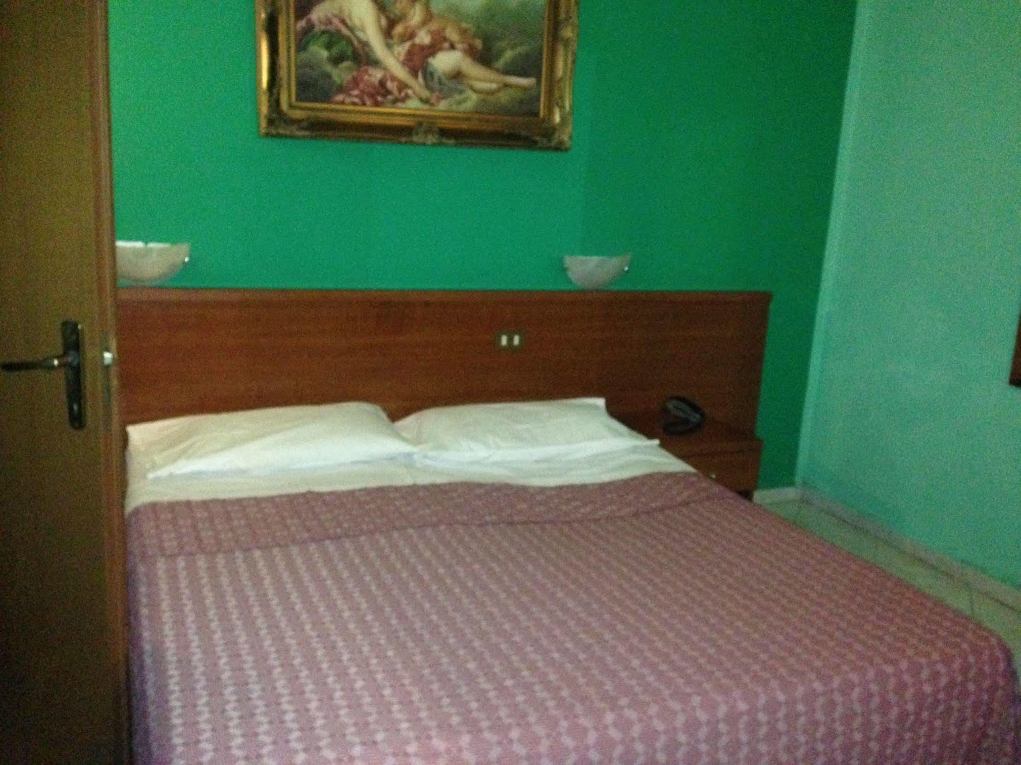 Bonola Hotel 2*