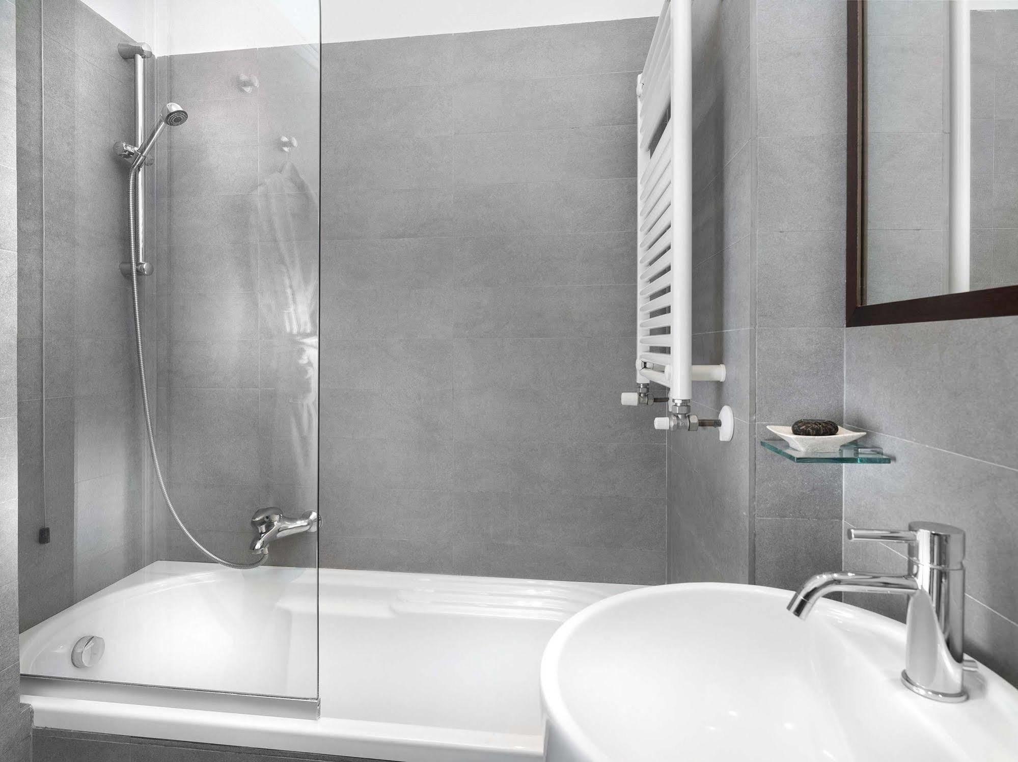 Townhouse 12 Hotel