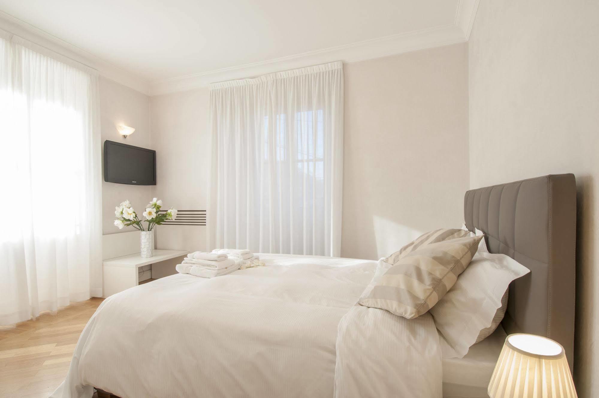Hotel Royal Suites *