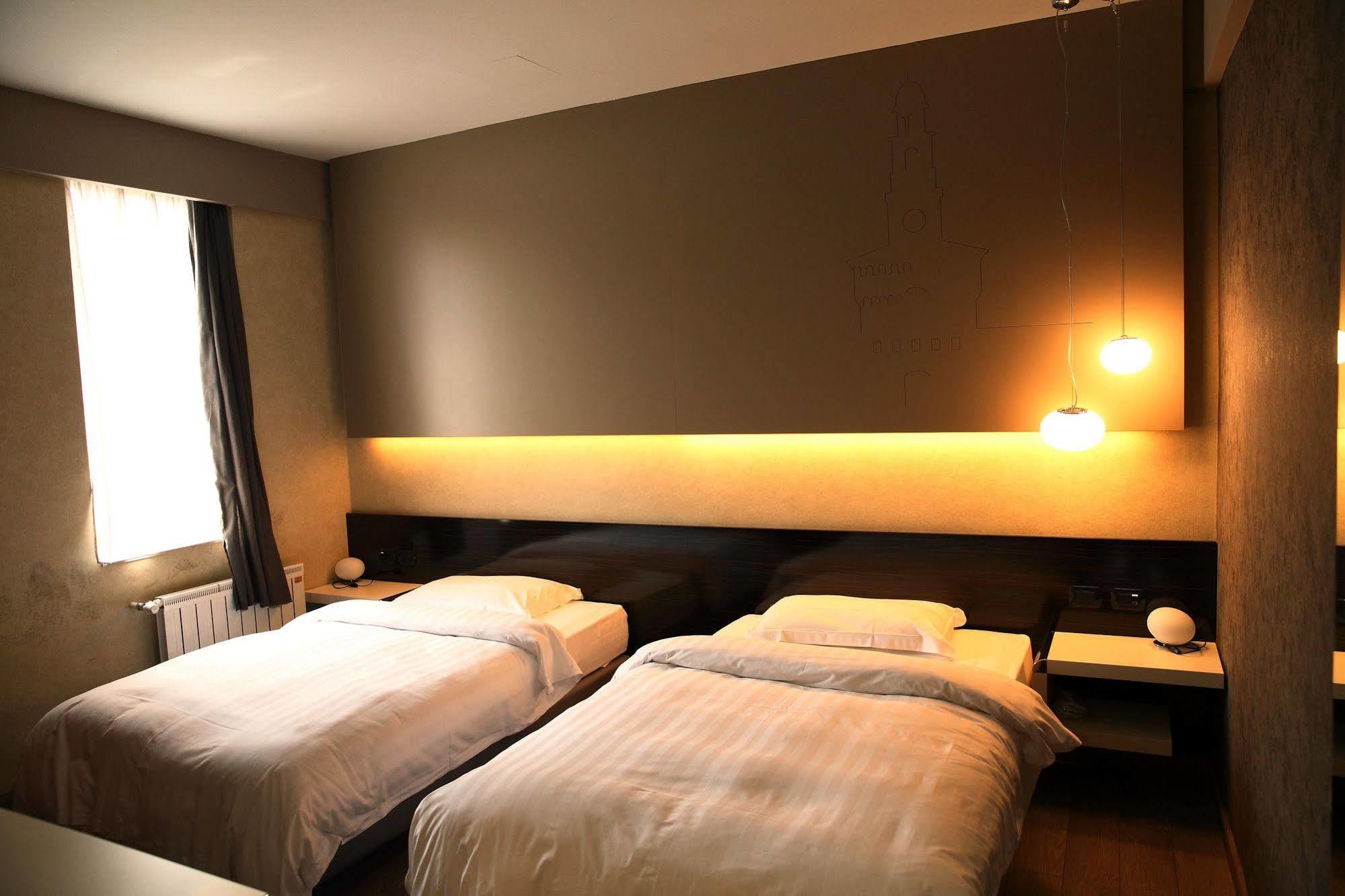 Huaxia Hotel Milan