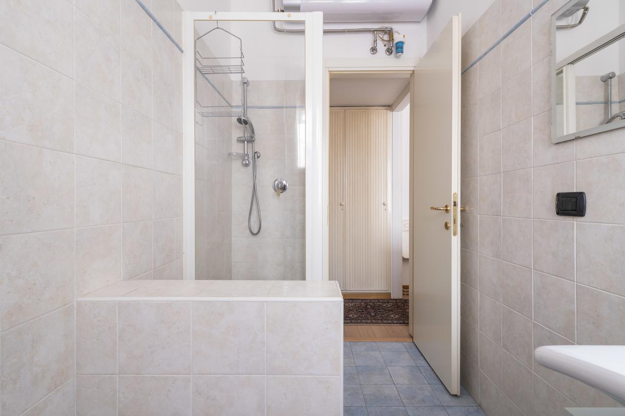 Apartment Via San Vincenzo Apartament -by Yoof Milan