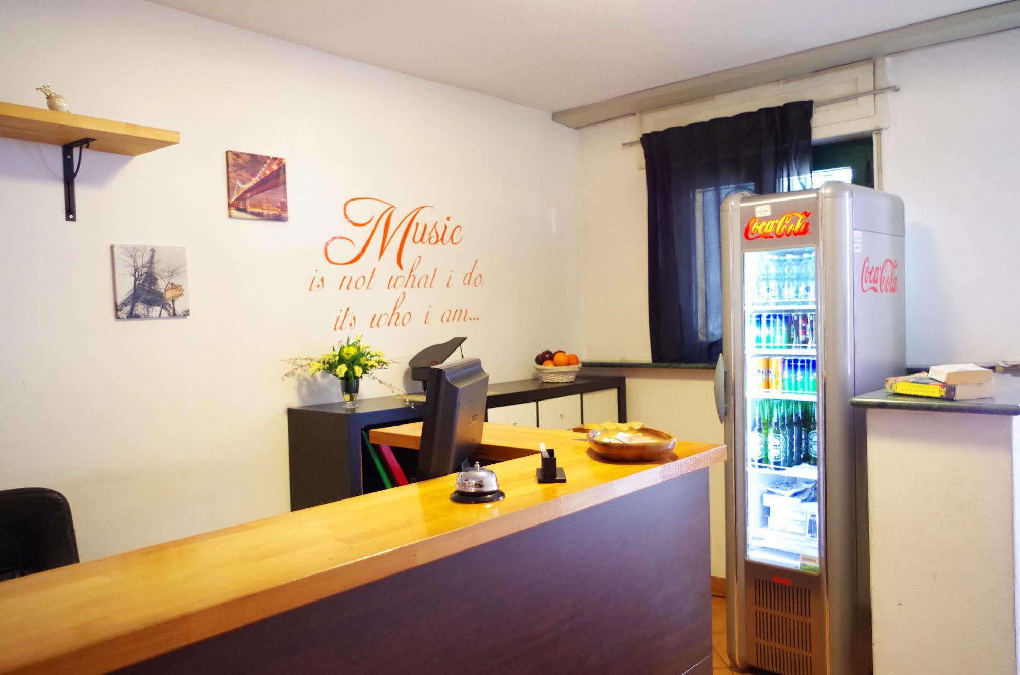 Acomodação com café da manhã  Music 3*