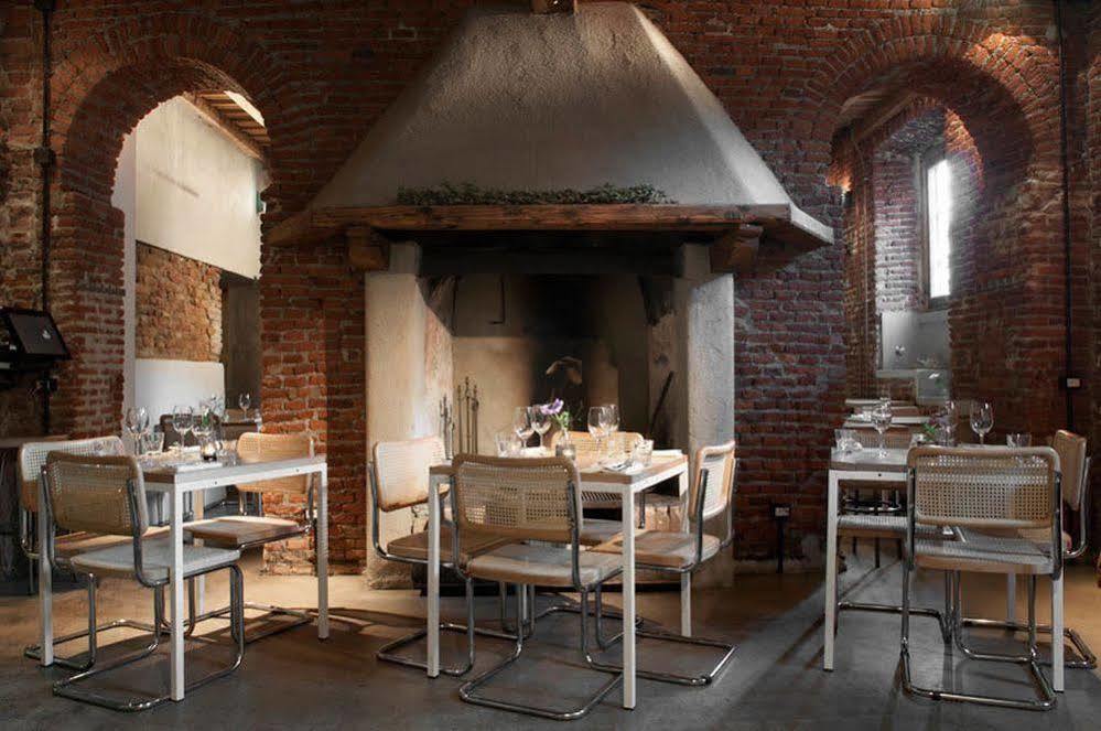 Un Posto A - All'interno Di Cascina Del 700 *