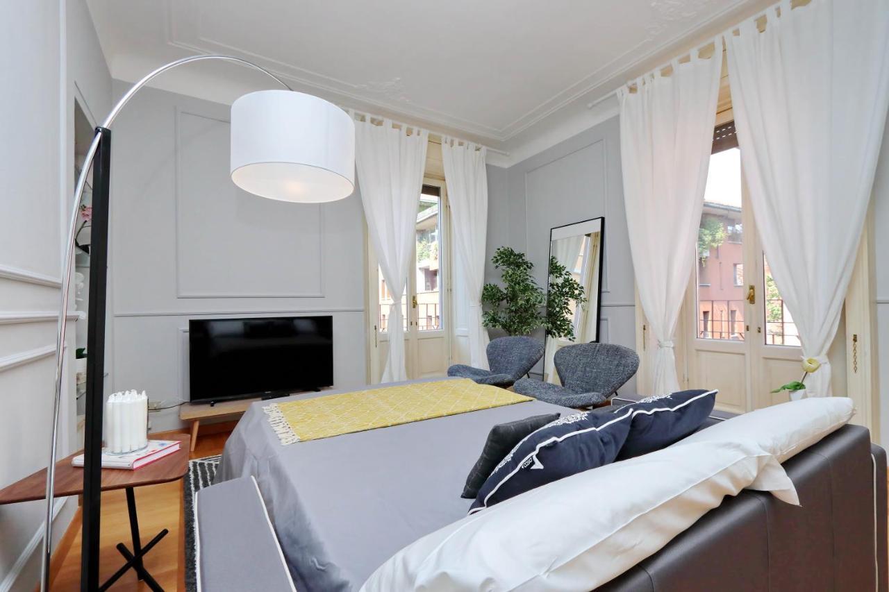 Apartment Altido Austere Elegance
