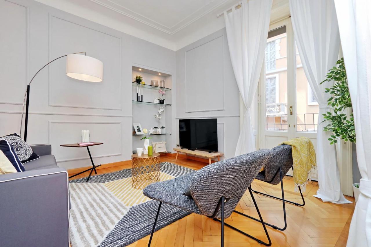 Apartment Altido Austere Elegance