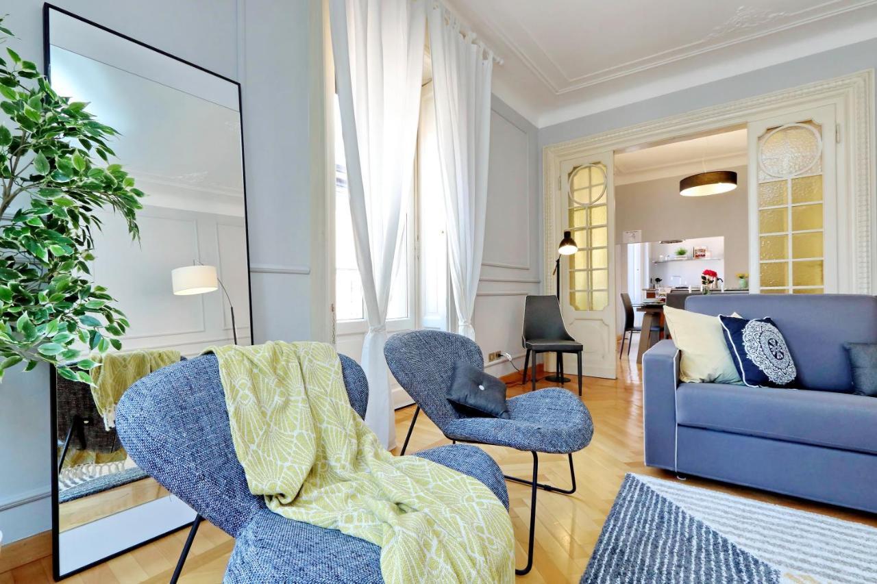 Apartment Altido Austere Elegance