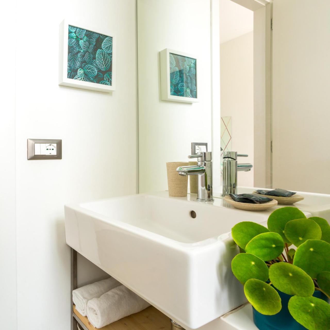 Apartment Duomo Views, Light, Jungle-inspired With Terrace