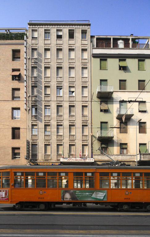 Monopole Hotel