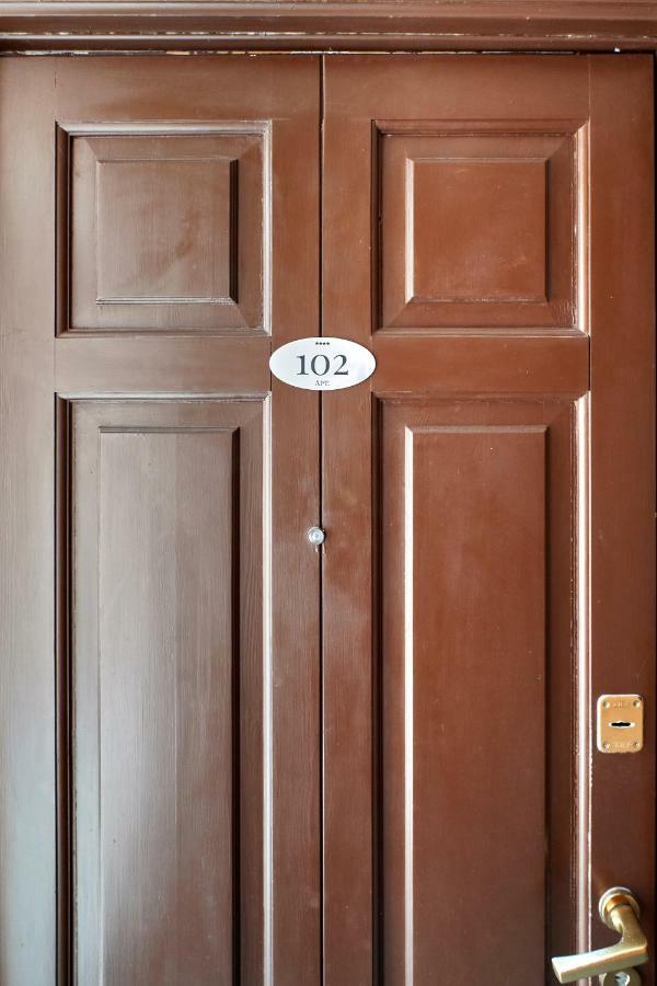 Apartment H24 *