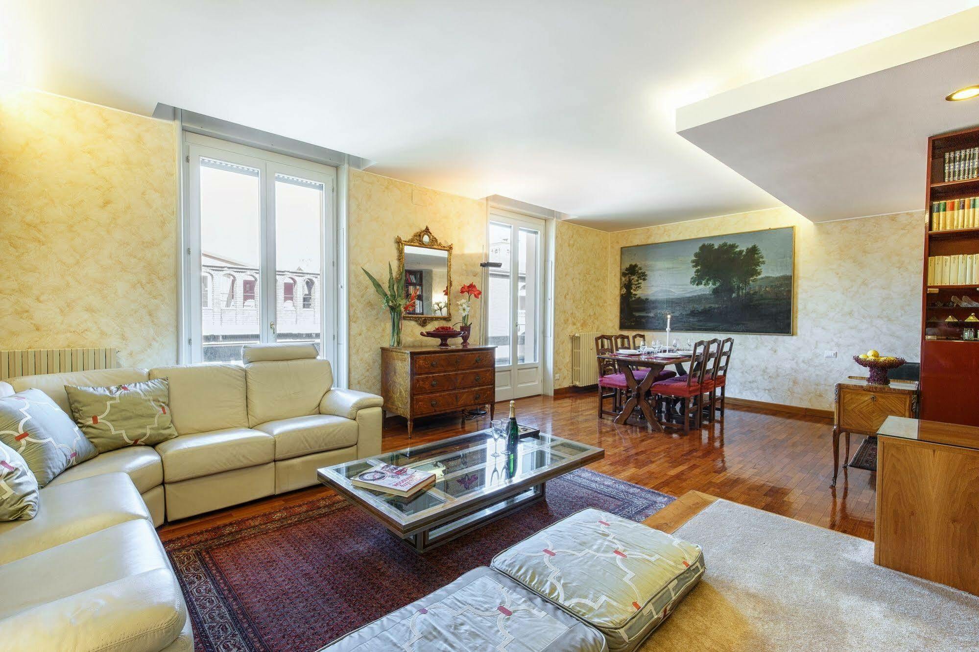 Hotel Suitelowcost - San Babila Duomo *
