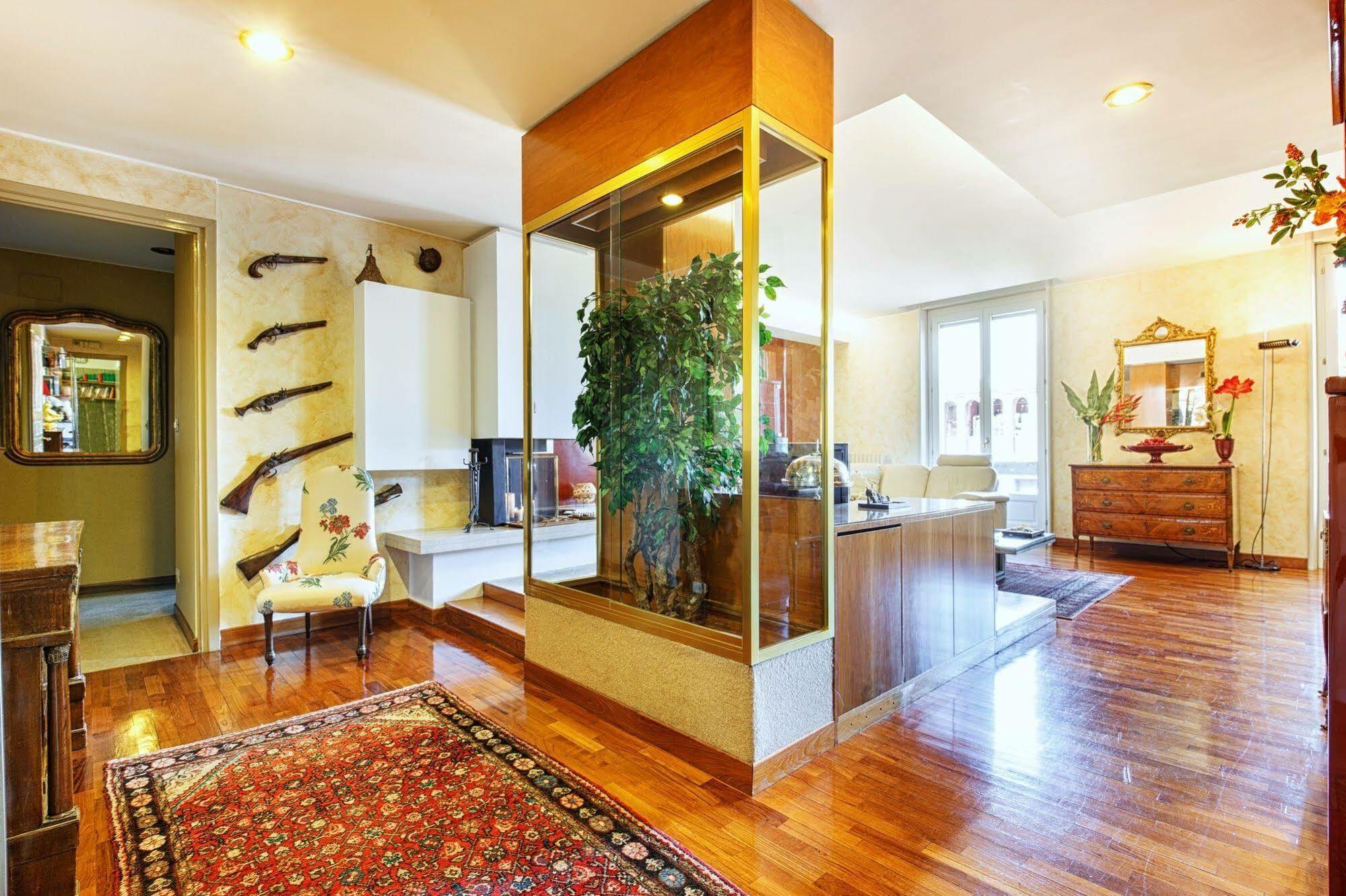 Suitelowcost - San Babila Duomo Hotel *