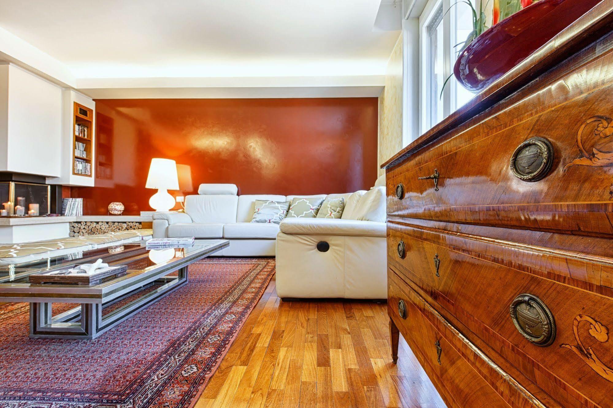 Suitelowcost - San Babila Duomo Milan