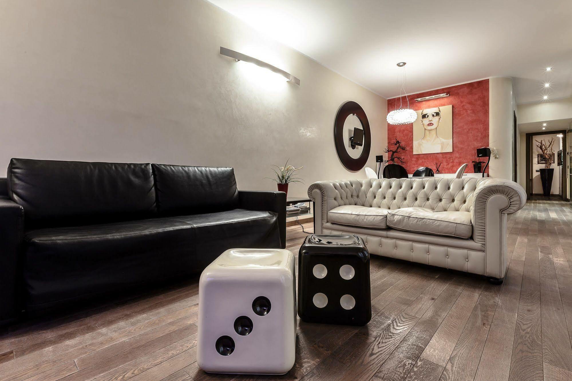 Suitelowcost - San Babila Duomo Hotel *