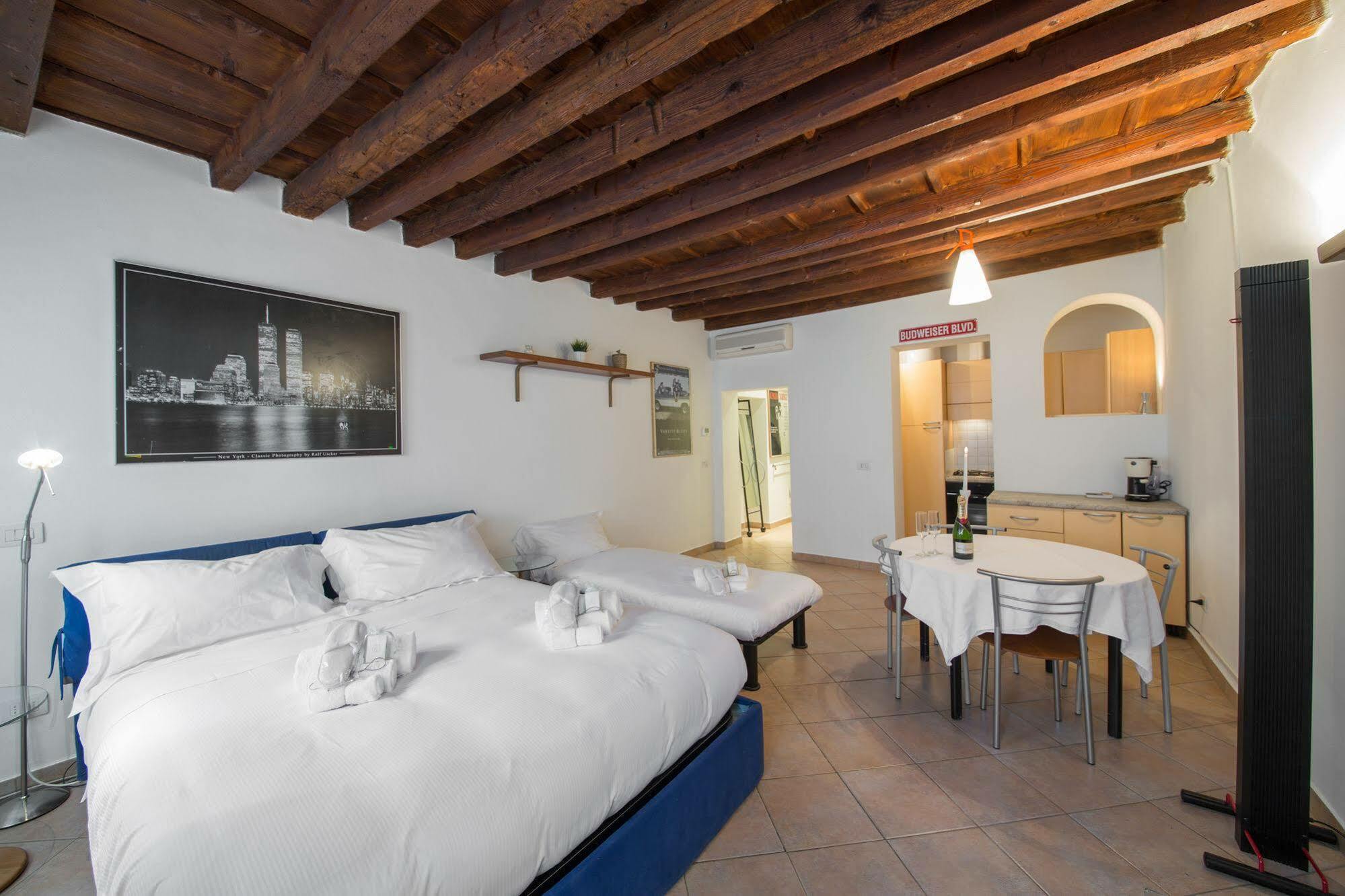 Suitelowcost - San Babila Duomo Hotel *