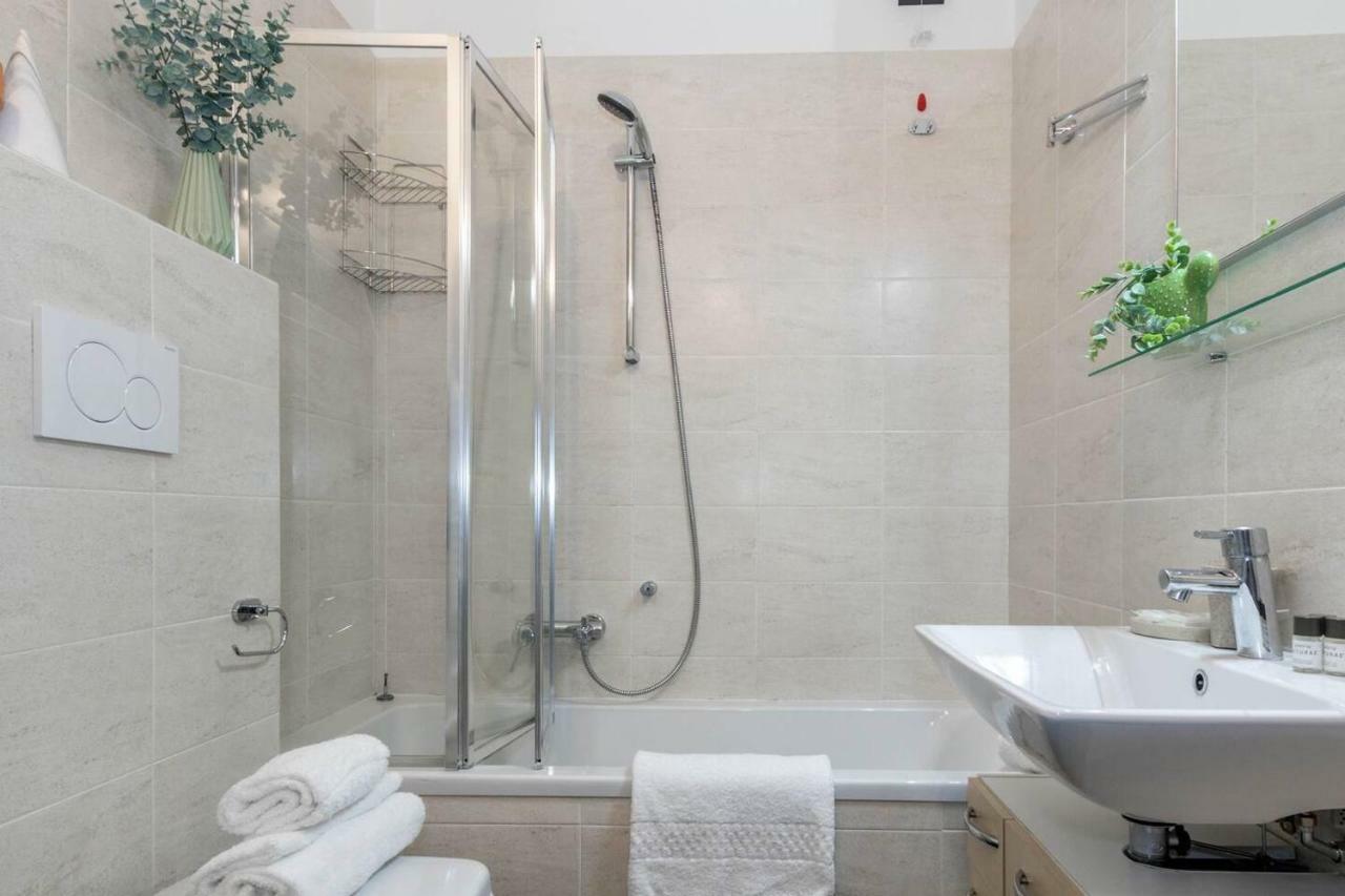 Altido For 4 With Terrace In A Quiet Residential Area *