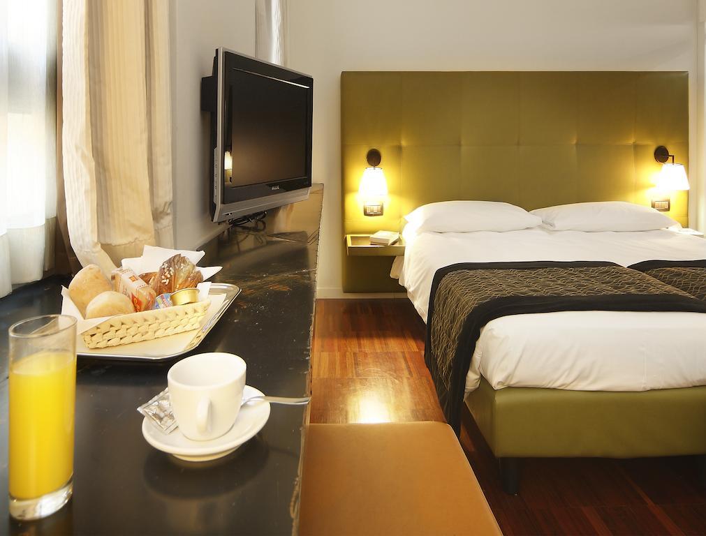 Monopole Hotel