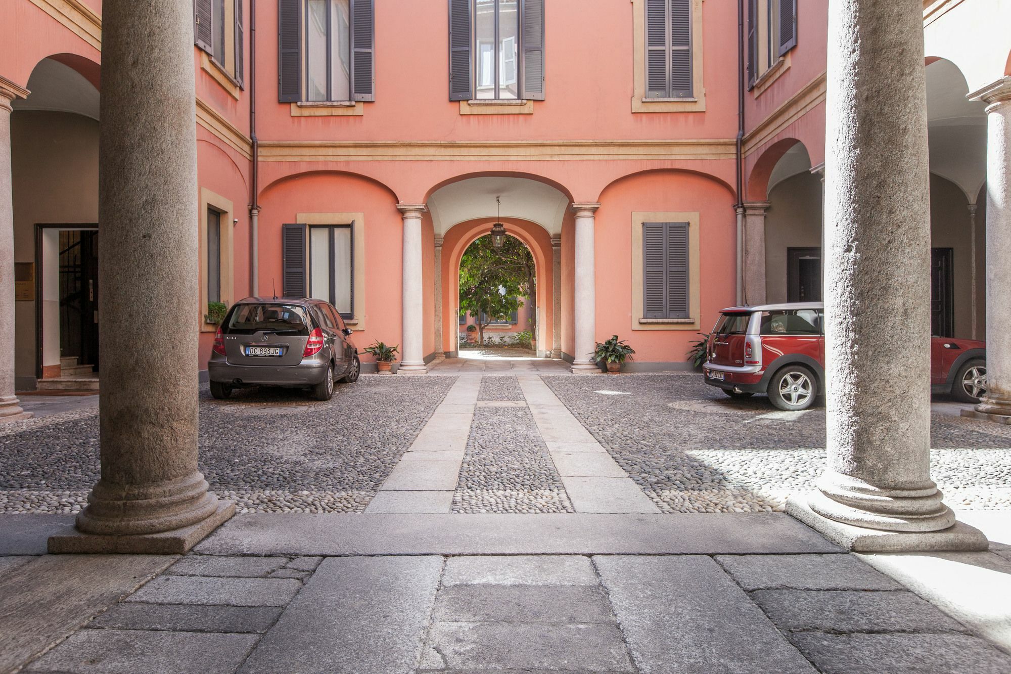 Easyhomes - San Babila Monforte Apartment
