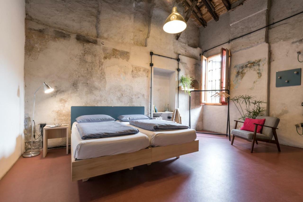 Un Posto A - All'interno Di Cascina Del 700 * Milan