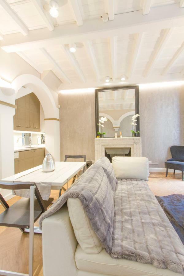 Elegante E Completamente Arredato In Duomo Apartment