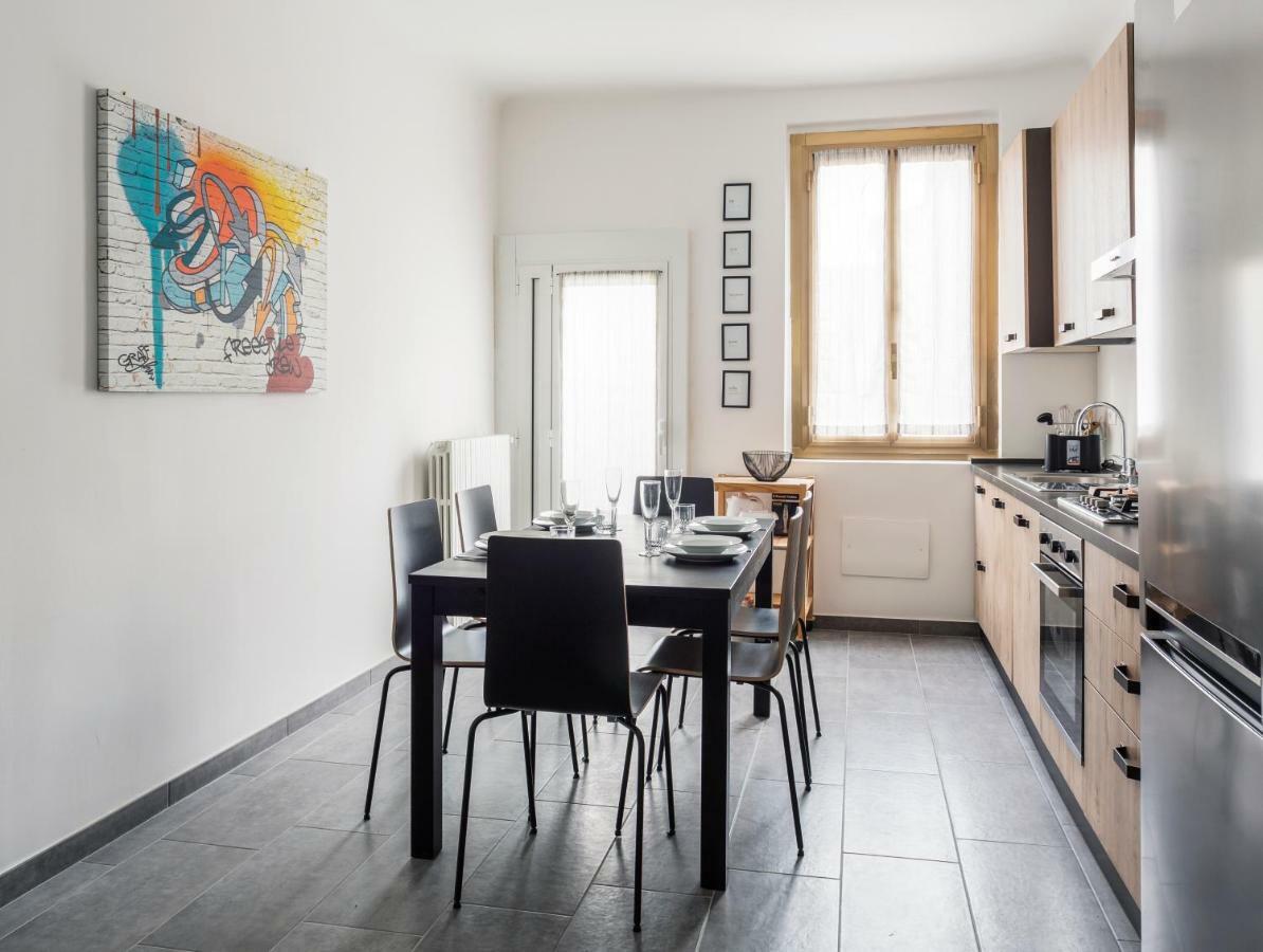 Comfortable Family Group Via Paruta Milano