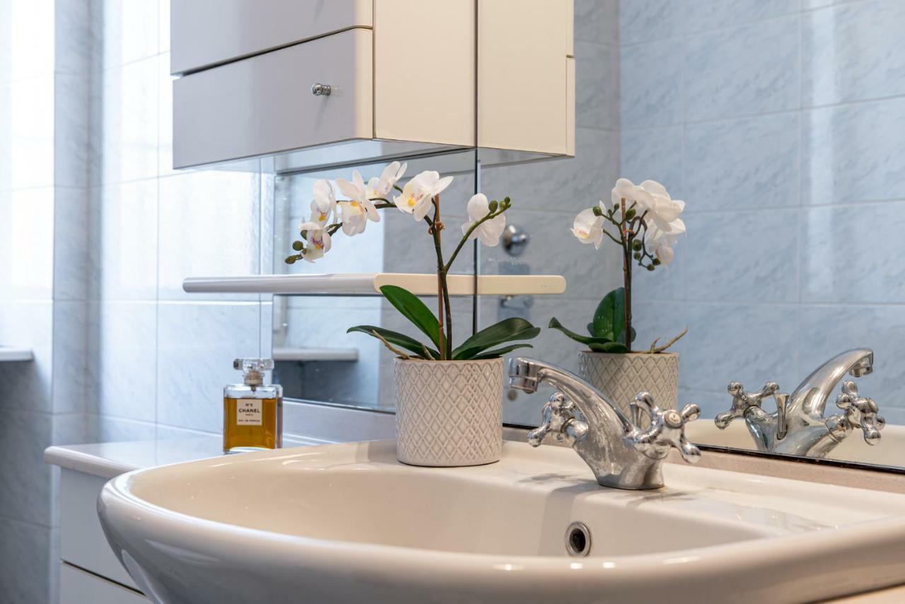 Joivy Sophisticated 3-bed Flat With Desk Milan