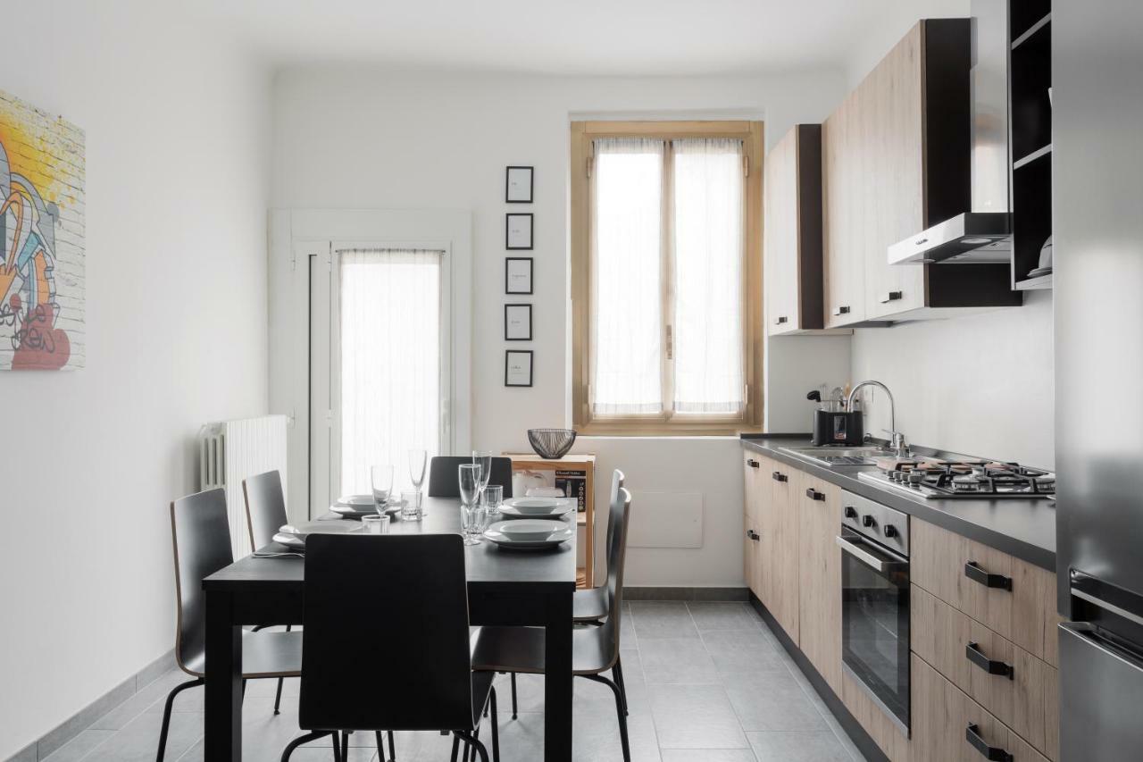 Comfortable Family Group Via Paruta *