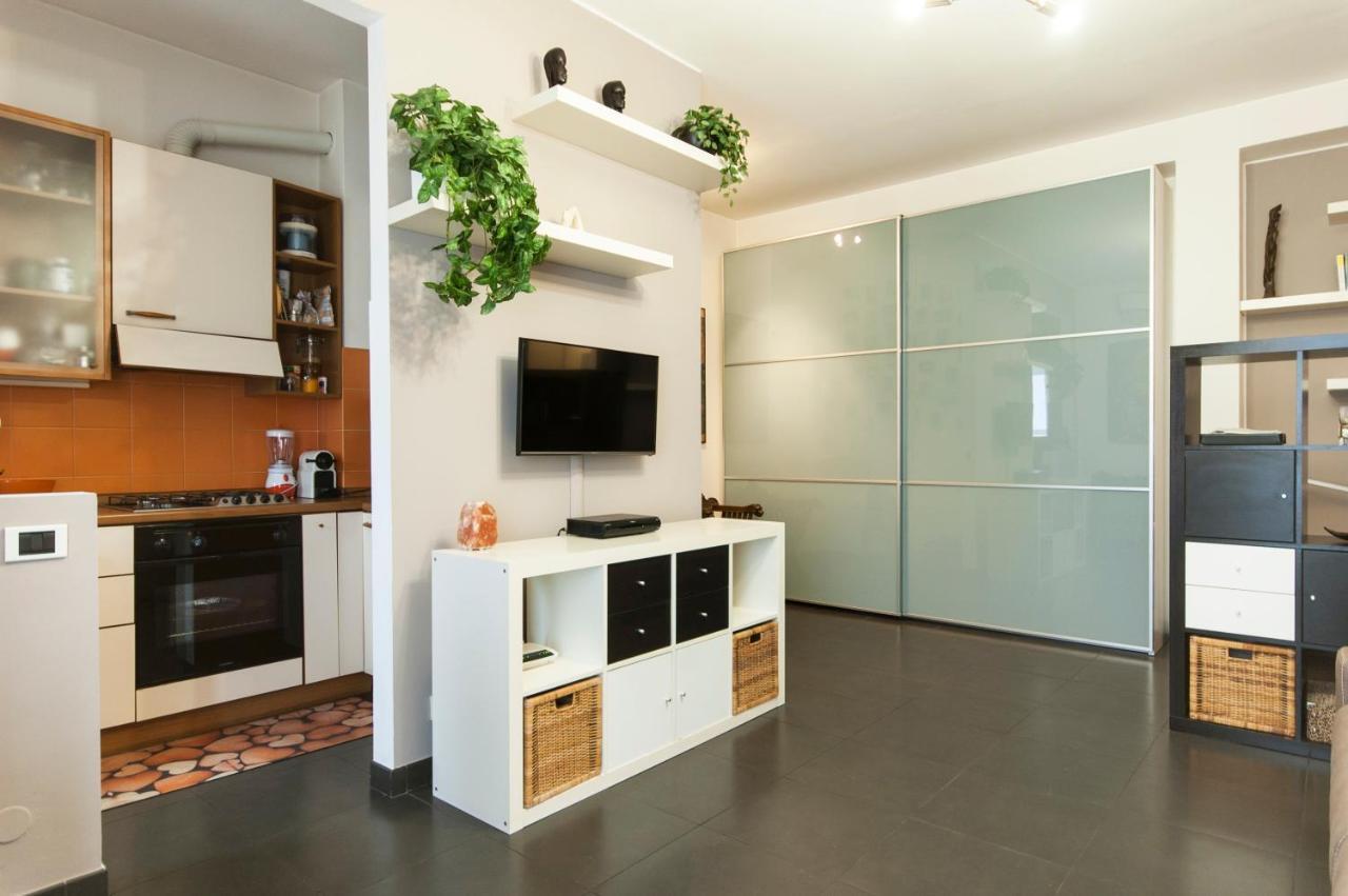 High Rise Flat Near Metro Stop Apartment *