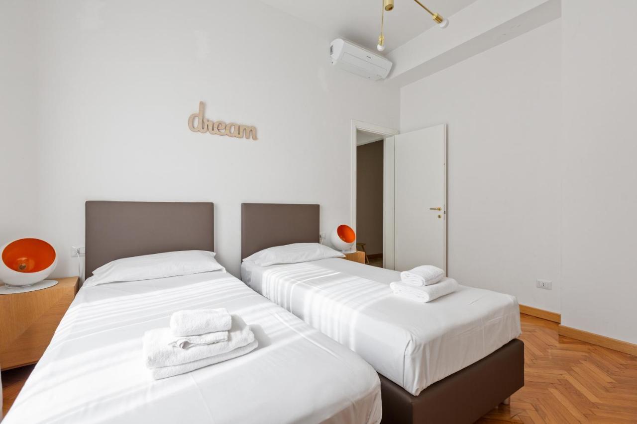 Roomy Duomo & San Babila Apartment *