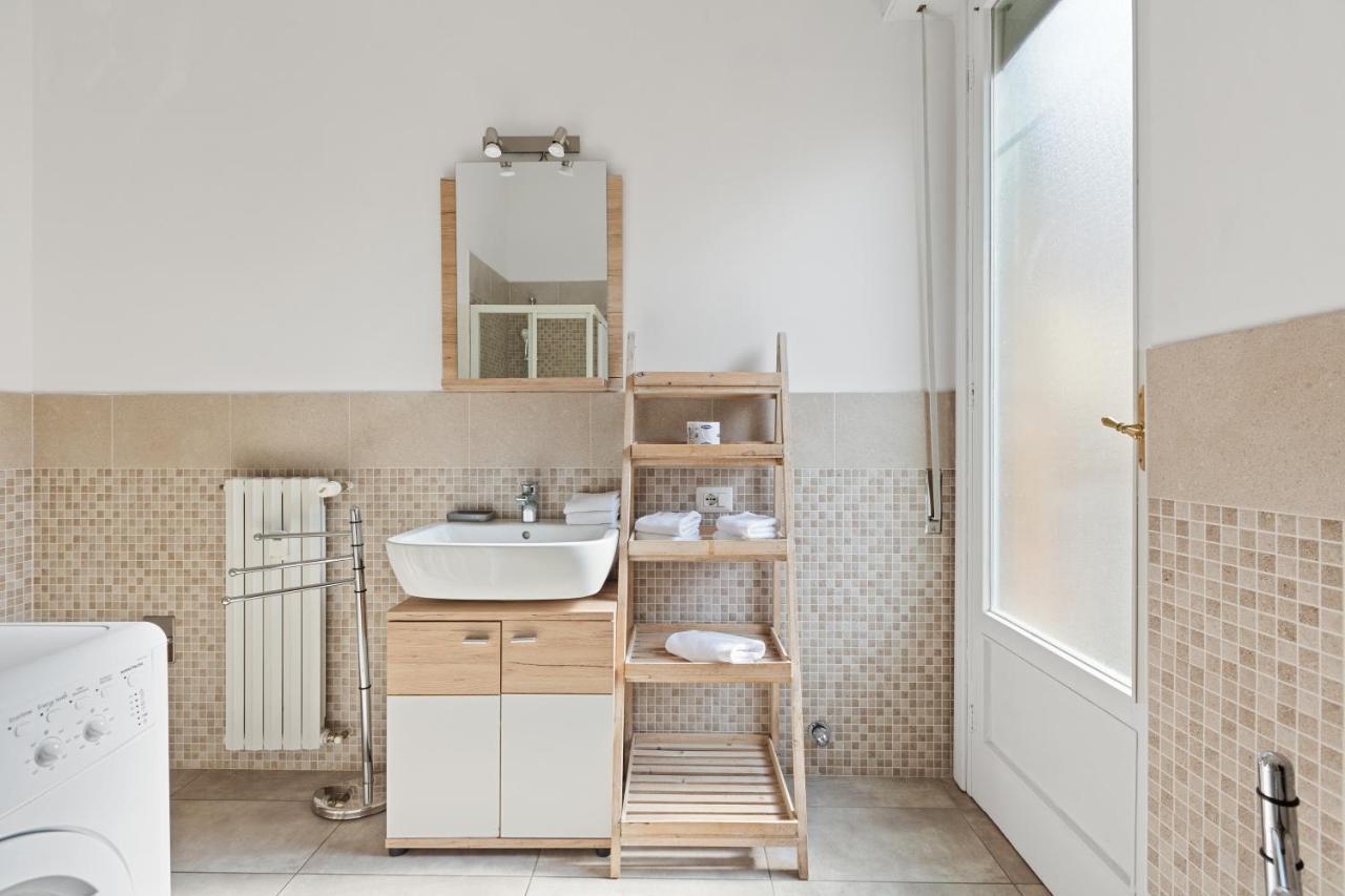 Roomy Duomo & San Babila Apartment Milan