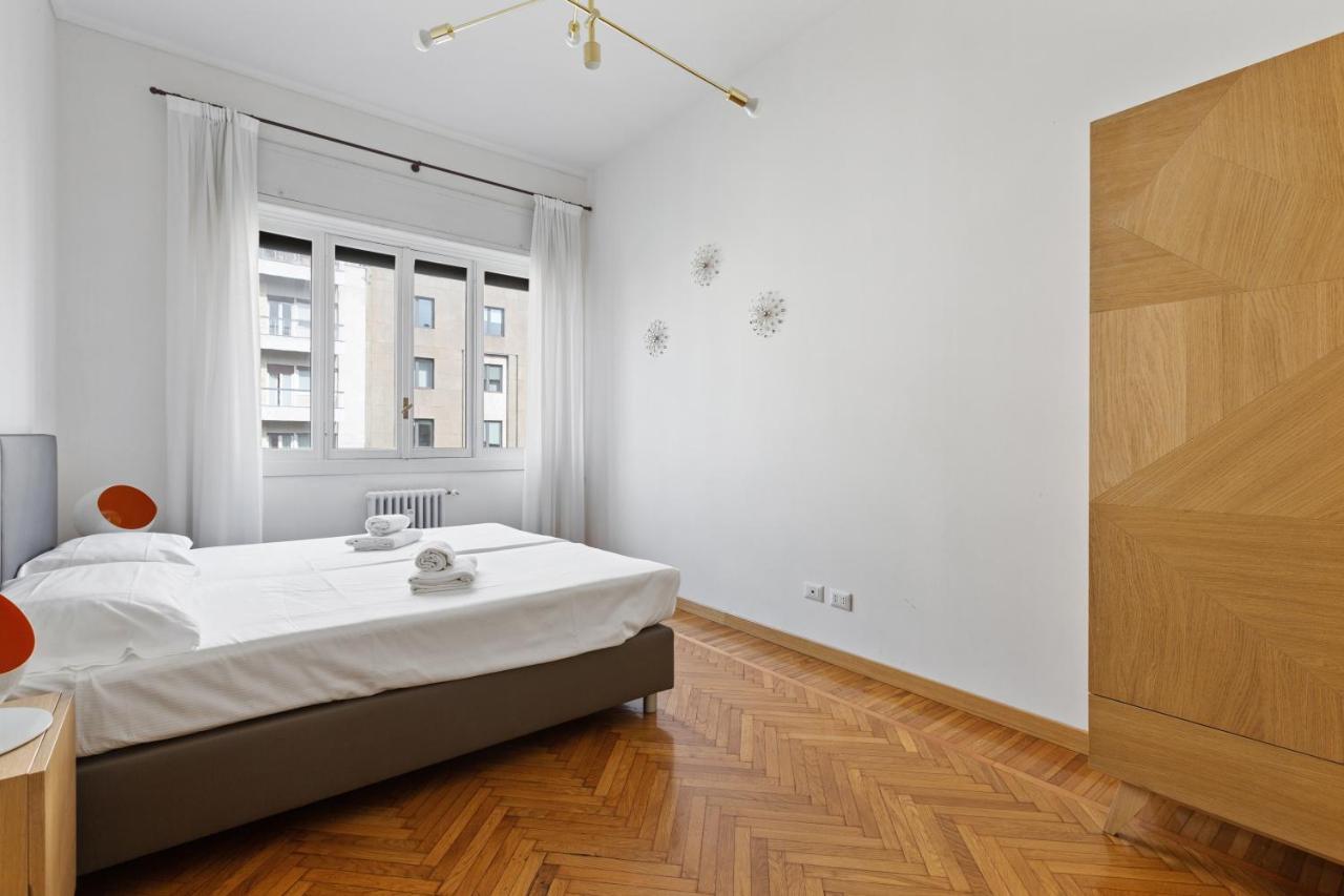 Roomy Duomo & San Babila Apartment *