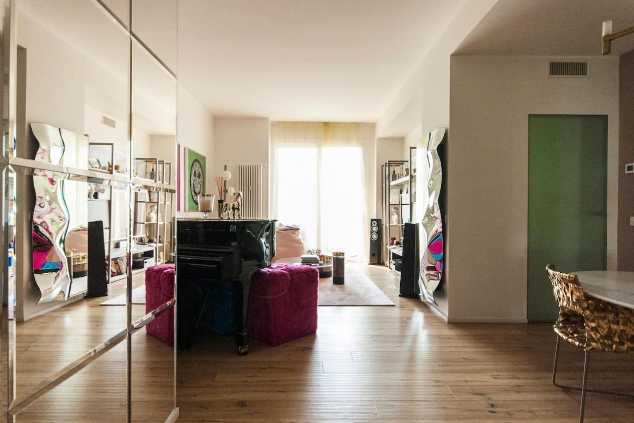Apartment Luxury Designer Space In Shopping District