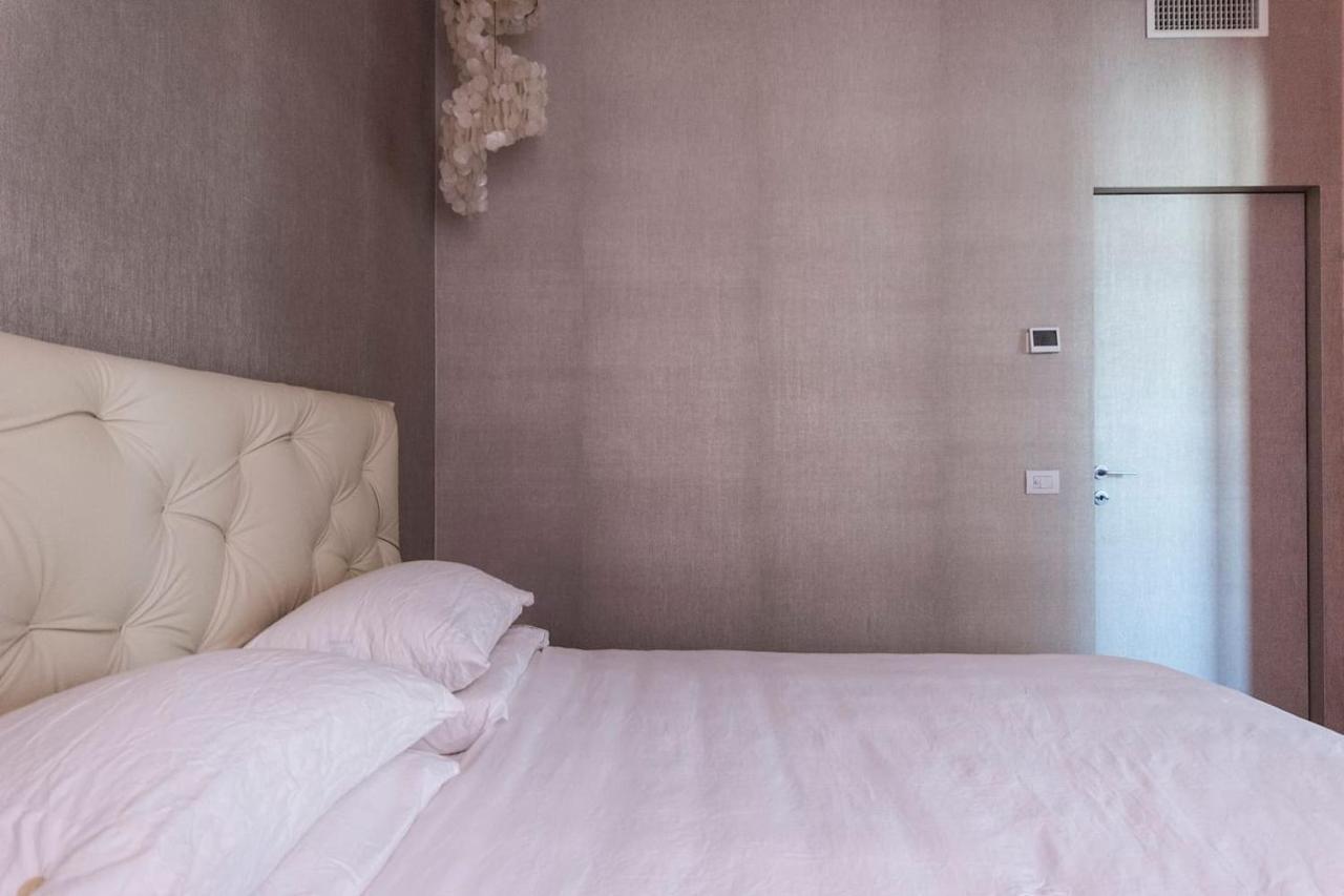Luxury Designer Space In Shopping District *