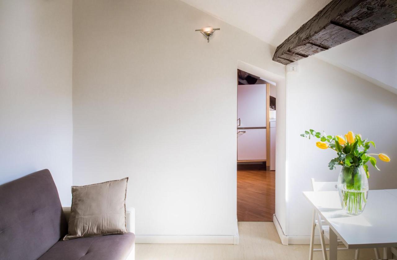 Apartment La Mansarda Sui Navigli Milan