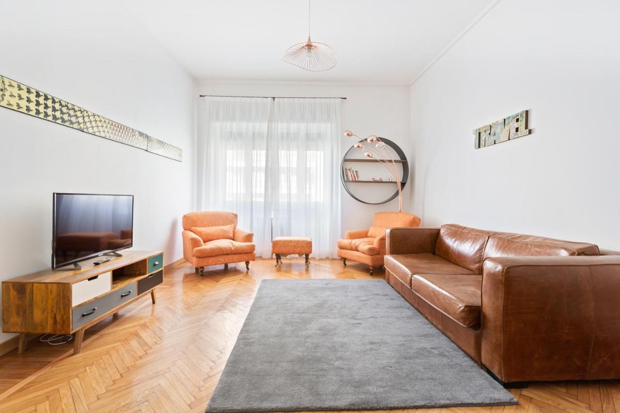Roomy Duomo & San Babila Apartment Milan
