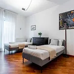 Joivy Lovely And Inviting Flat With Balcony