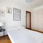 Cosy Studio With Balcony & Private Garage