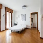 Cosy Studio With Balcony & Private Garage