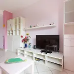 Mac Mahon - Colorful Apartment With Balcony!