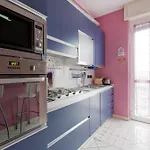Mac Mahon - Colorful Apartment With Balcony!