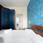 Mac Mahon - Colorful Apartment With Balcony!